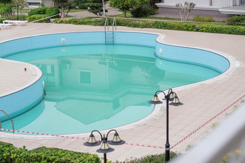 Gunite swimming pool